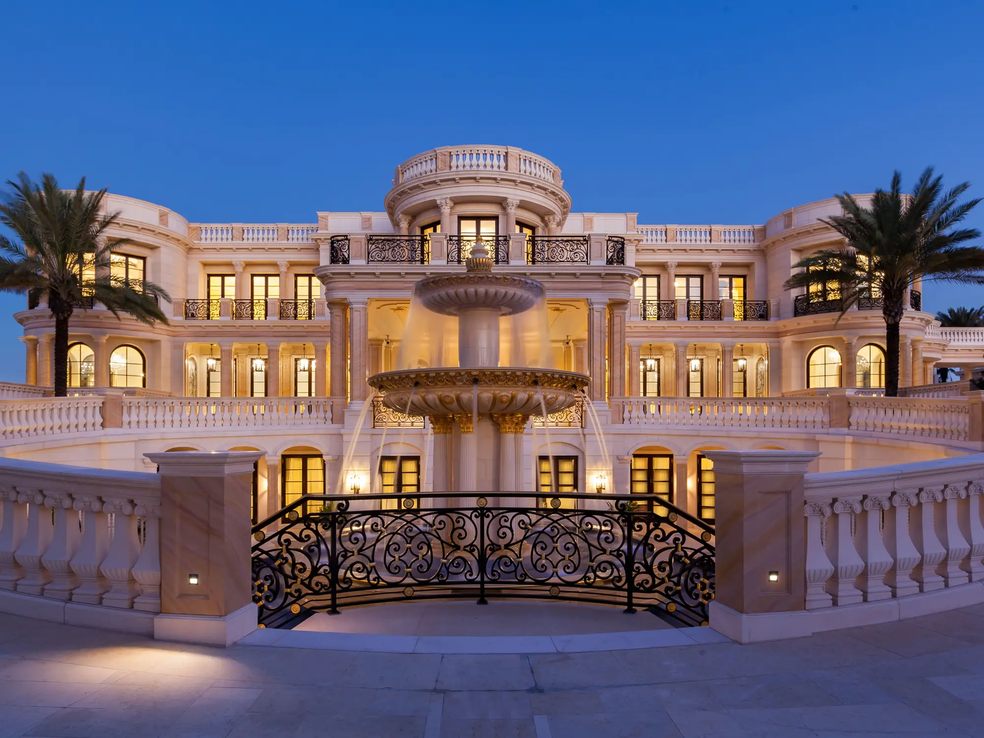 Qatar Mansion | Mensa Lupi